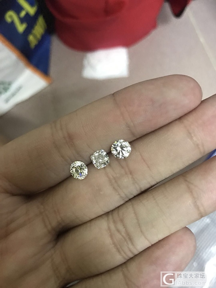 同为一克拉钻石 圆钻和垫形钻的对比_异形钻钻石