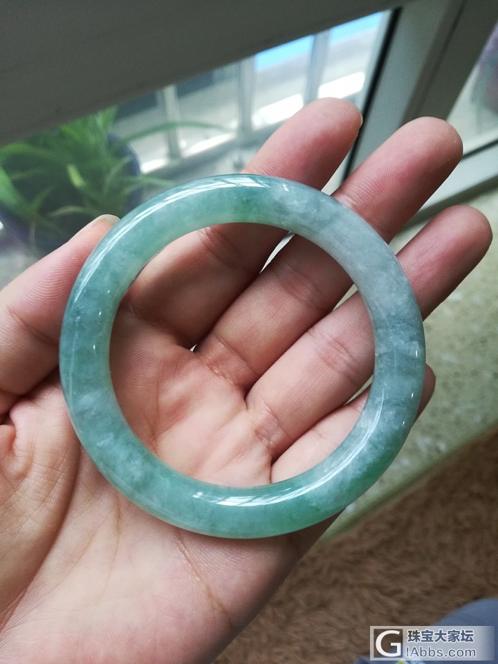前两天在坛子里咨询大家的手镯到了，请高手们帮我看一下值不值啊_手镯翡翠