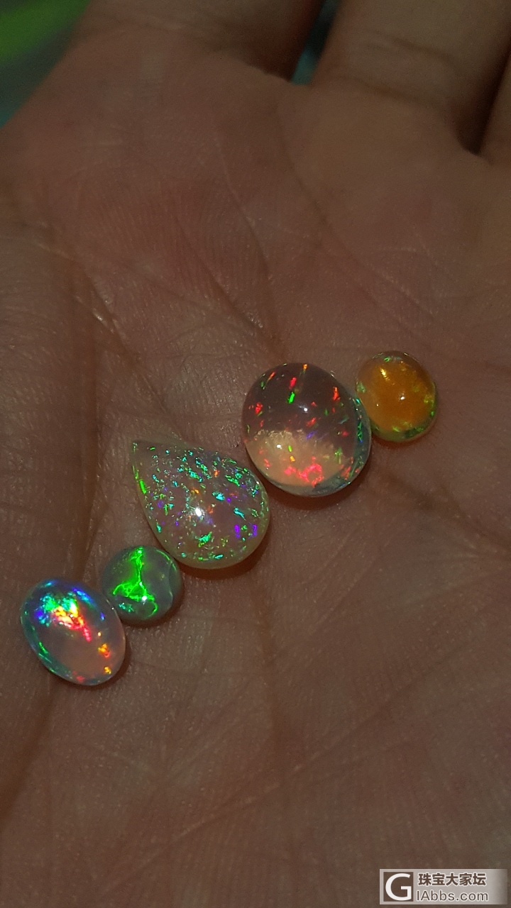 水晶体欧泊变彩亮度大横评_欧泊