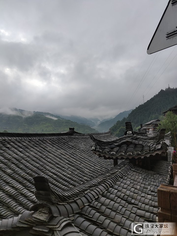 清晨~西江千户苗寨，烟雨朦胧，云雾缭绕，犹如仙境。_景色贵州旅游