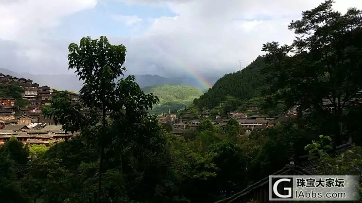 清晨~西江千户苗寨，烟雨朦胧，云雾缭绕，犹如仙境。_景色贵州旅游