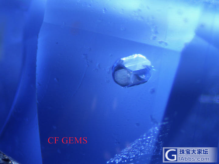 蓝宝石里的固态内含物，像潜行器一样漂在海洋当中，主石来自越南，50x放大_蓝宝石名贵宝石