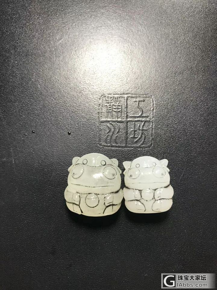 我能把玩我的铃铛🔔[阴险]，你看你都摸不到。
铃铛哪有我胖肚皮好玩，哼_玉工