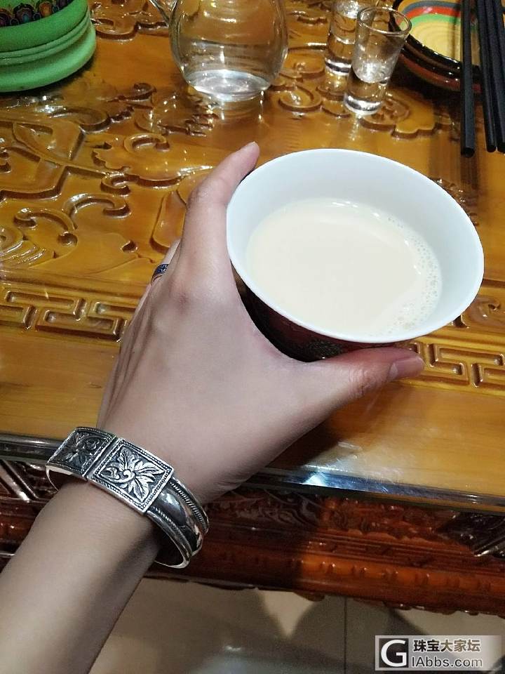 银镯和藏餐很配_手镯银