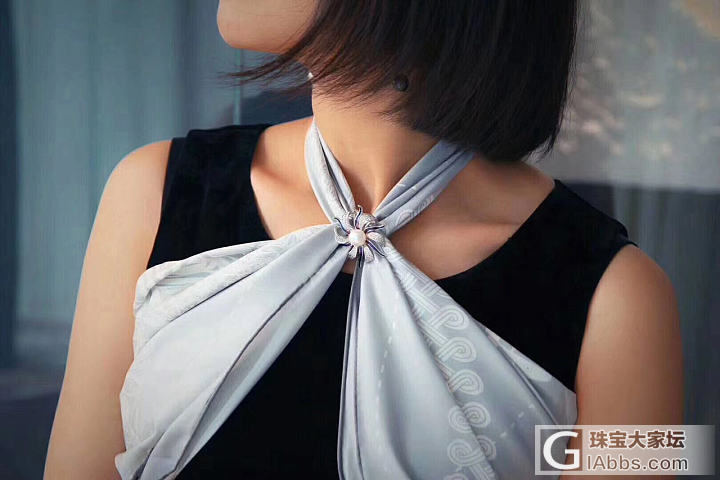 丝巾扣的巧妙搭配_胸饰搭配