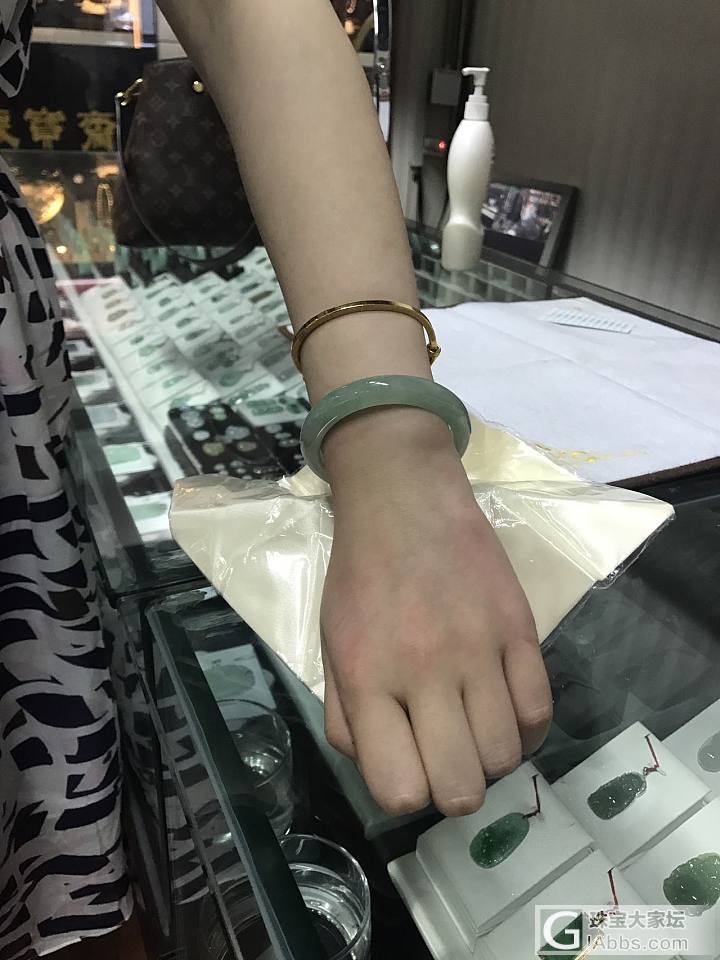 求坛友帮忙选下镯子。谢谢_手镯翡翠