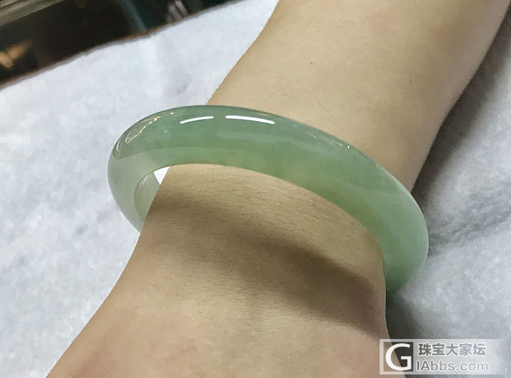 求坛友帮忙选下镯子。谢谢_手镯翡翠