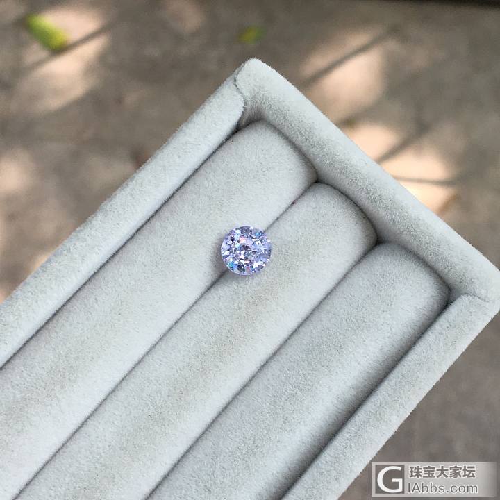 一颗正圆清新脱俗，仙系十足的越南淡紫色尖晶石_刻面宝石