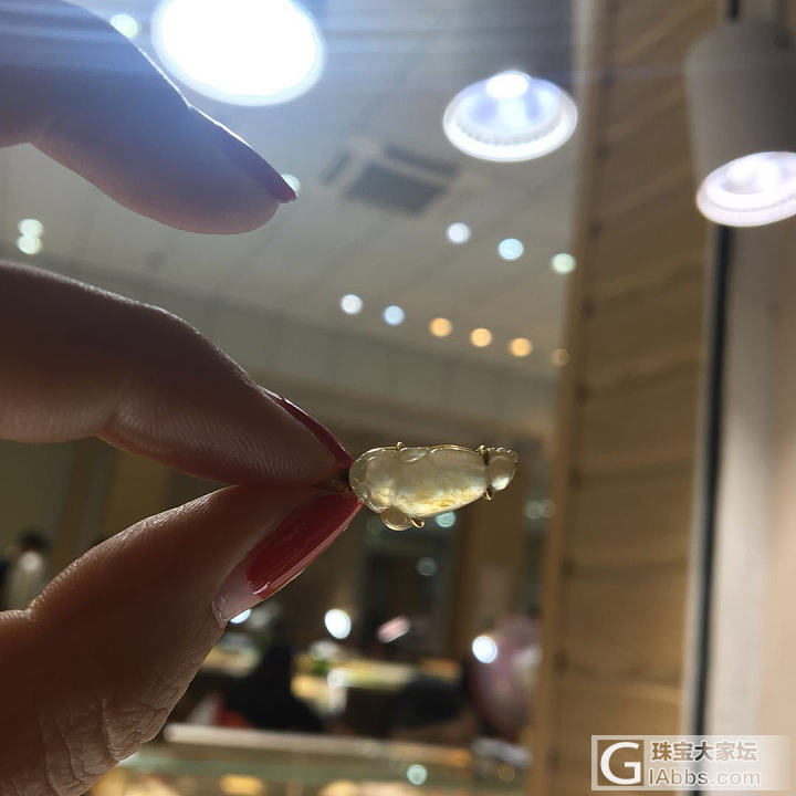 好纠结呢！想买，选哪个好？_戒面吊坠翡翠