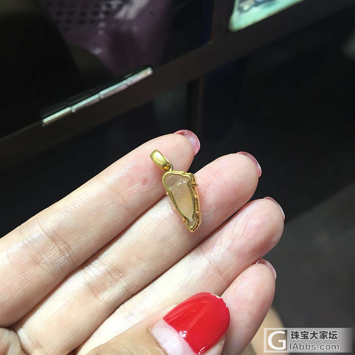 好纠结呢！想买，选哪个好？_戒面吊坠翡翠