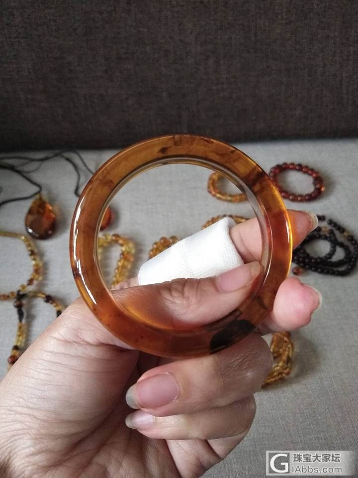 琥珀手镯不带时间长了会裂开吗？_手镯琥珀