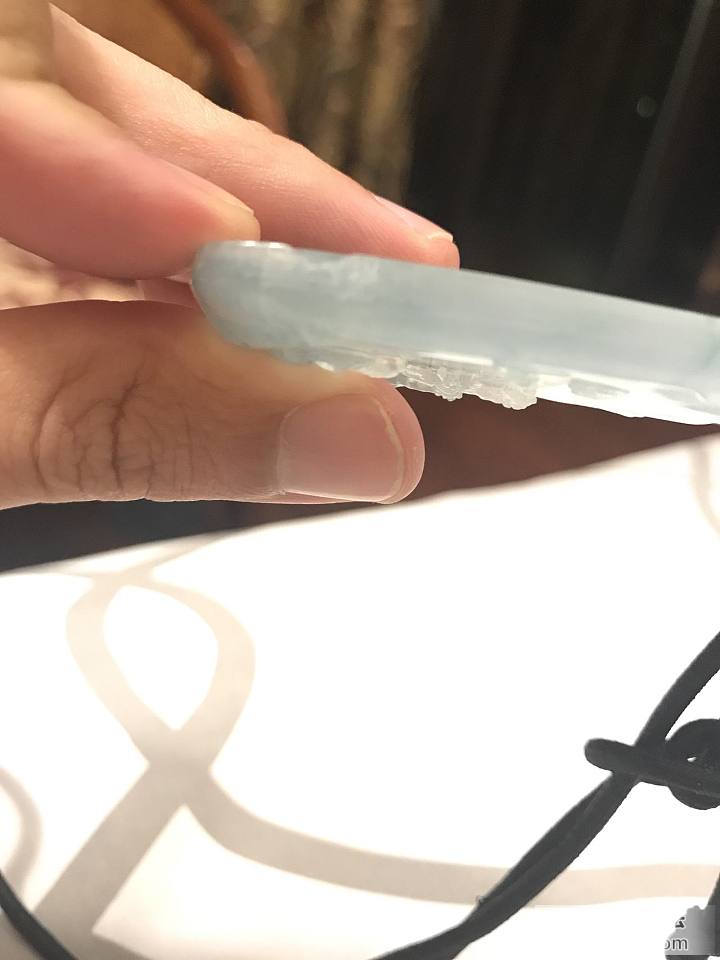 呜呜。才买的牌子边缘落款处摔碎了一角_牌子维修翡翠