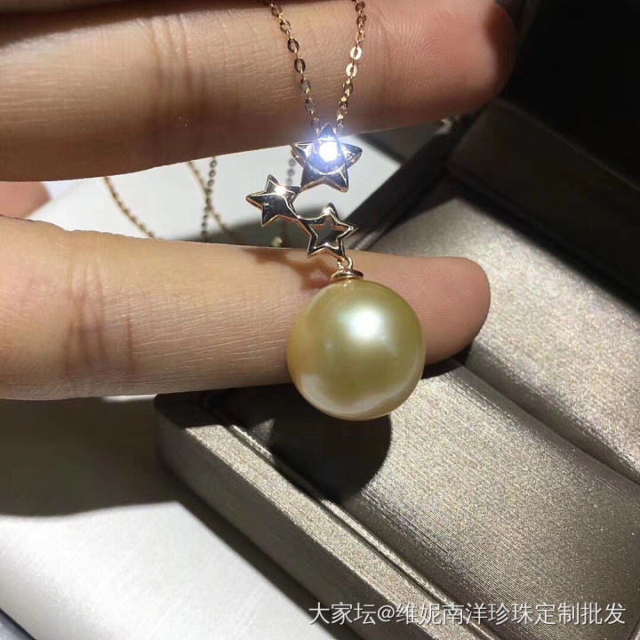 天然金珠吊坠 13-14mm 接近正圆 无暇
18k镶嵌钻石💎五角星⭐️设计_吊坠珍珠