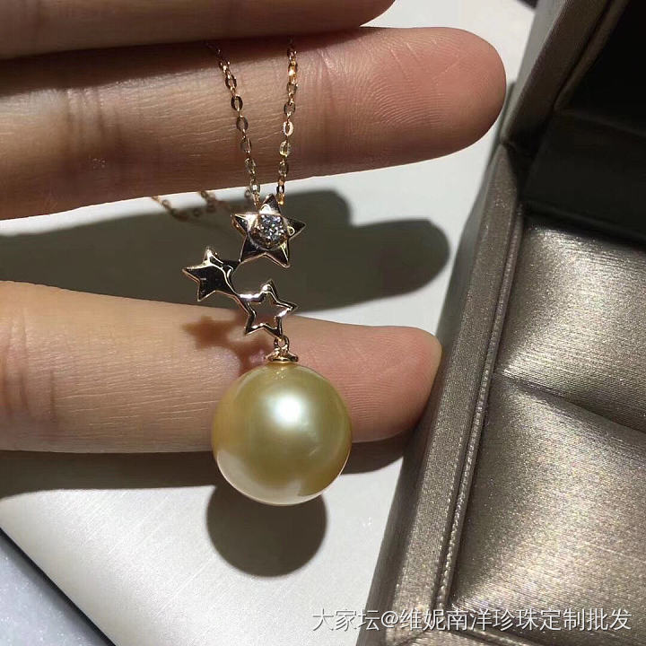 天然金珠吊坠 13-14mm 接近正圆 无暇
18k镶嵌钻石💎五角星⭐️设计_吊坠珍珠