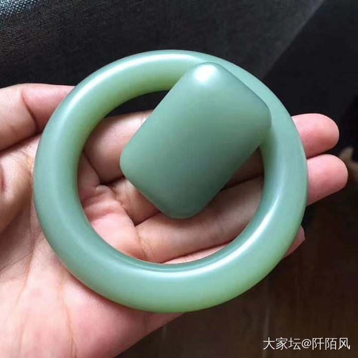 晒个粉青镯子_手镯和田玉