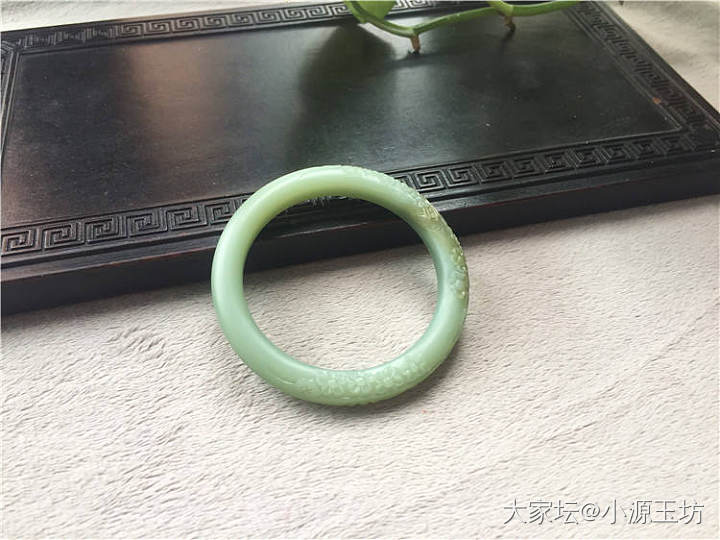 【小源玉坊】 1009粉青带糖色巧雕手镯_和田玉