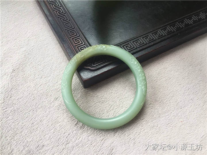 【小源玉坊】 1009粉青带糖色巧雕手镯_和田玉