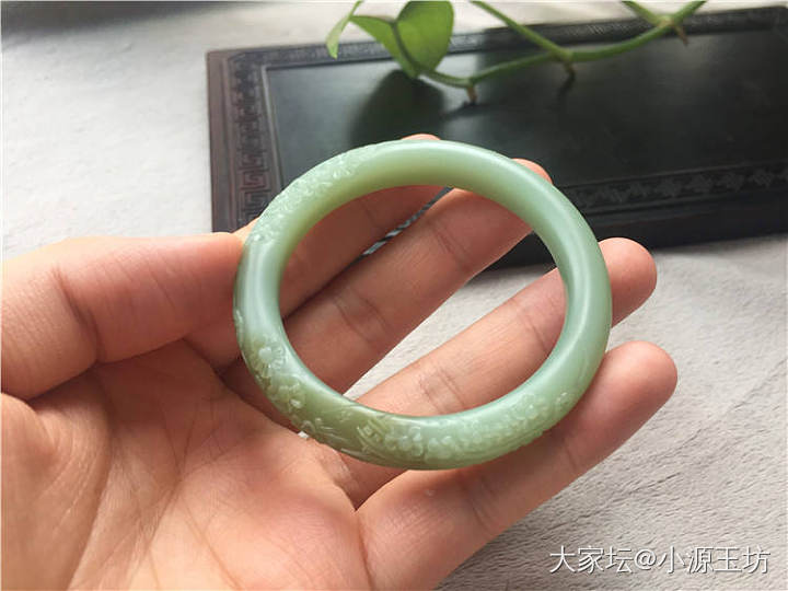 【小源玉坊】 1009粉青带糖色巧雕手镯_和田玉