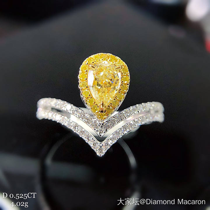 ✨新货上架✨
双V皇冠款，粉钻，黄钻细节上手图。
细腻的颜色，饱满的色调，诠释出..._戒指钻石