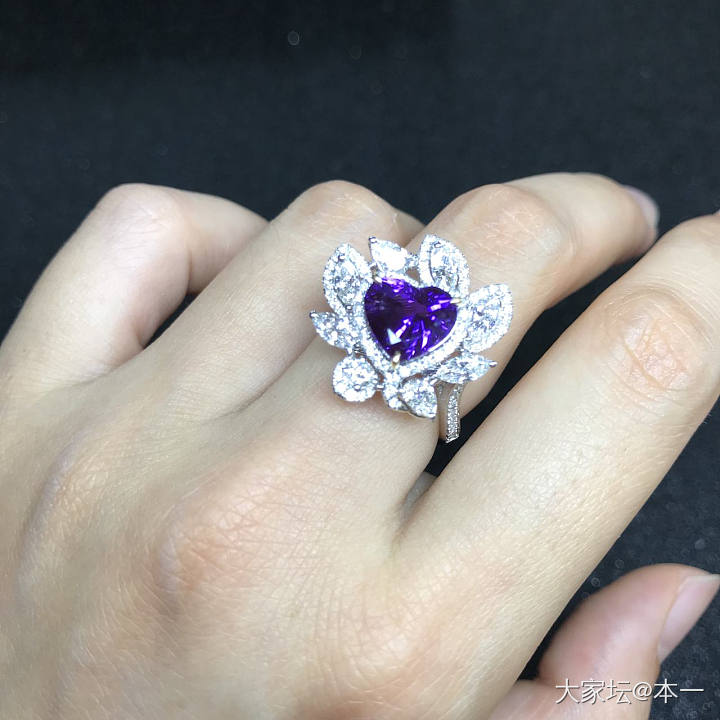 最近喜欢这种色的好多呀~ 很正的紫色蓝宝石 确实好看_戒指蓝宝石