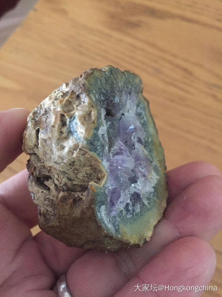 这块水晶用紫光灯照内裡是紅色，_原石水晶