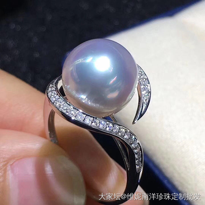 澳白南洋白珠戒指💍   10.9mm. 极强光  靠近钻石侧边有个小针眼  佩戴..._海水珍珠