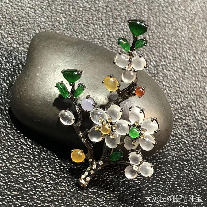 梅花胸针_胸饰翡翠