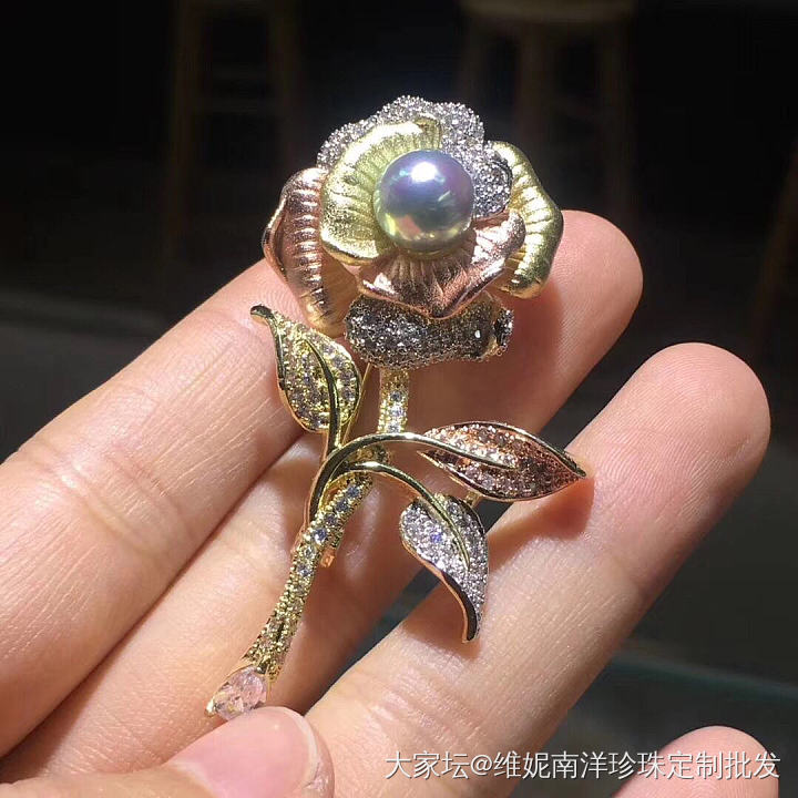 🆕胸针//美极了
    真多麻胸针 8.5-9mm 正圆。极极强光_胸饰珍珠
