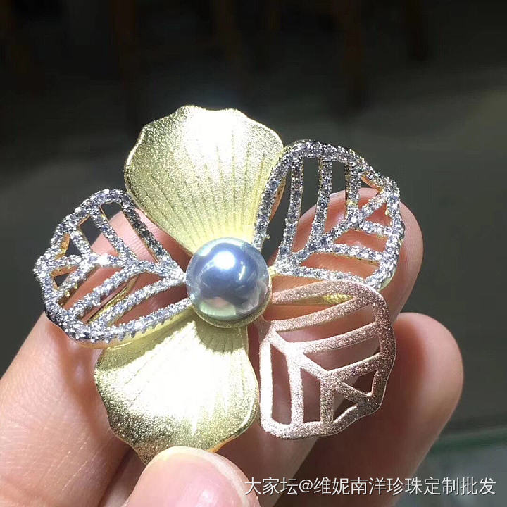 🆕胸针//美极了
    真多麻胸针 8.5-9mm 正圆。极极强光_胸饰珍珠