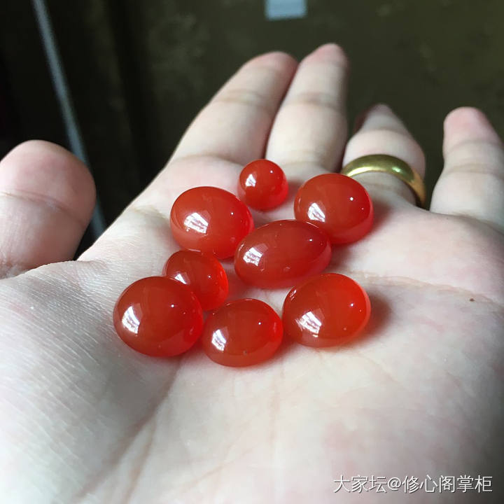 大家看下我这个是冰种南红吗？值不值_蛋面翡翠