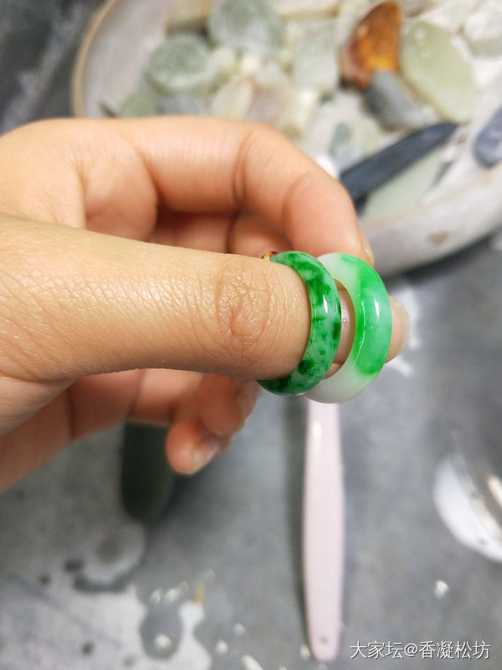 新添的两支小绿指环，喜欢的很_戒指翡翠