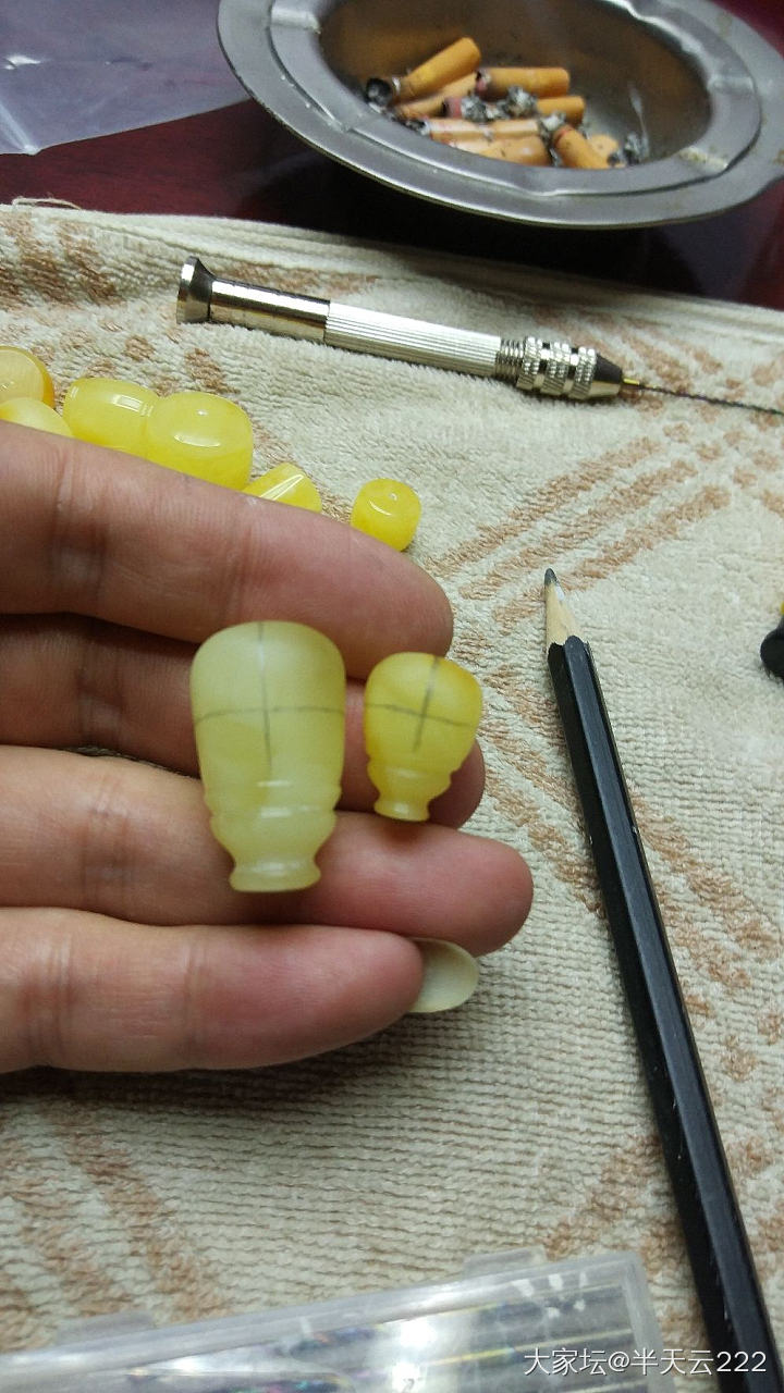 好久没有磨了，一下子磨了一对_打磨琥珀蜜蜡