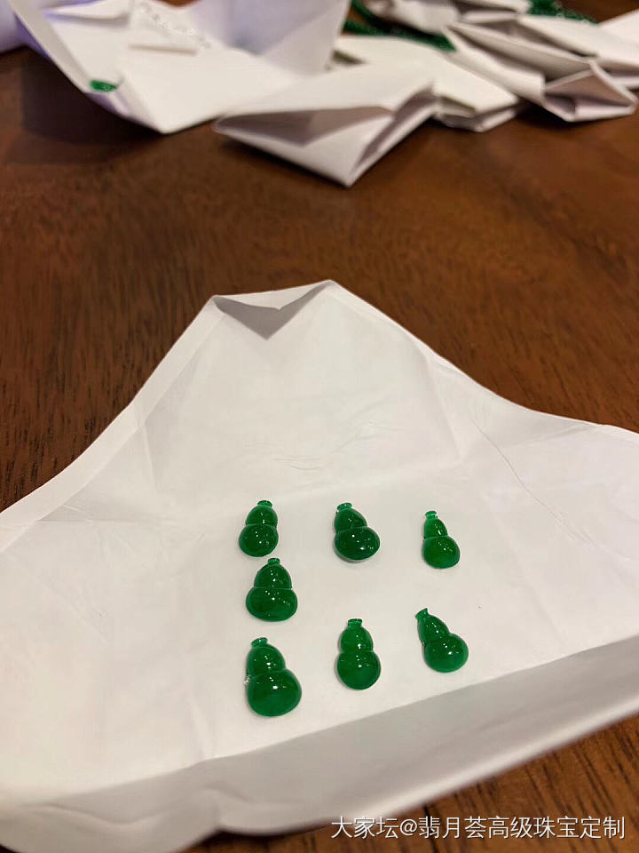 今天闲下来整理一下裸石设计设计新品，收到亲爱的寄来的一箱新疆伊力王酒，看来今晚要..._戒面翡翠