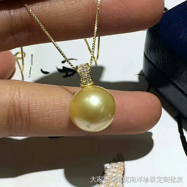 南洋金珠吊坠
天然颜色13-14mm。几乎正圆无暇
18k金镶嵌钻石💎满钻_珍珠