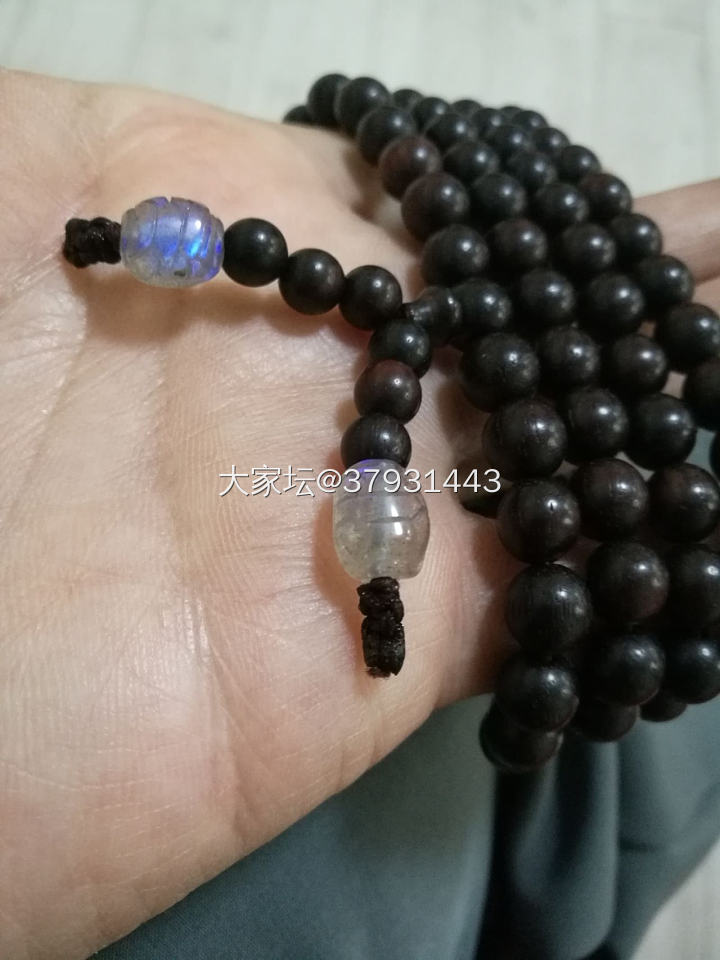 晒图玩了四年多的小叶，檀香十足，好奇想知道你们那里大家还玩这个吗?_珠串小叶紫檀