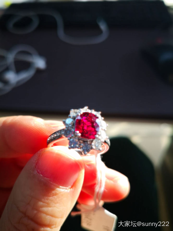 请各位帮忙看看这个戒指值多少钱_名贵宝石彩色宝石戒指