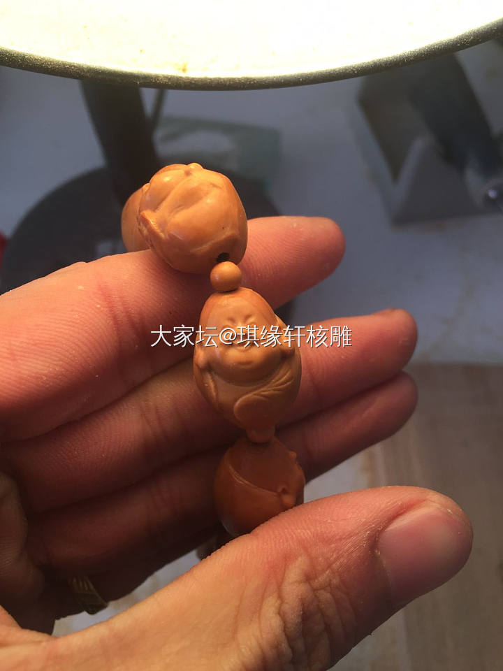 越来越修进步了_橄榄核雕刻