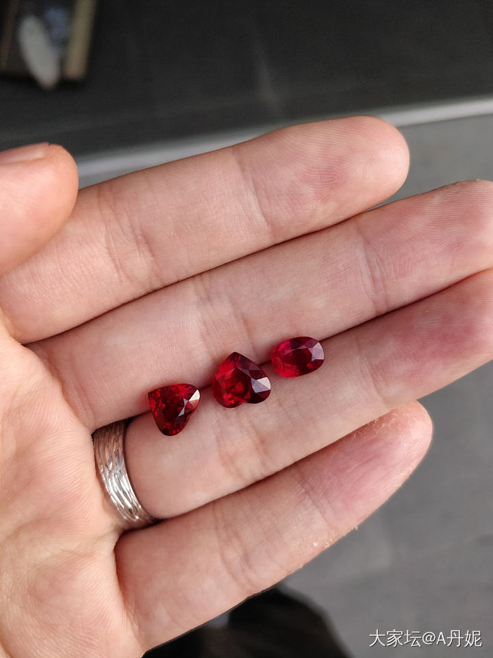 不同光线下的黑鸽子红宝石和红尖晶_刻面宝石红宝石尖晶石