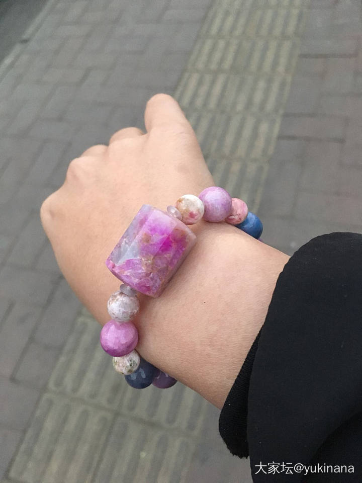 阴天晒下手腕_舒俱来珠串
