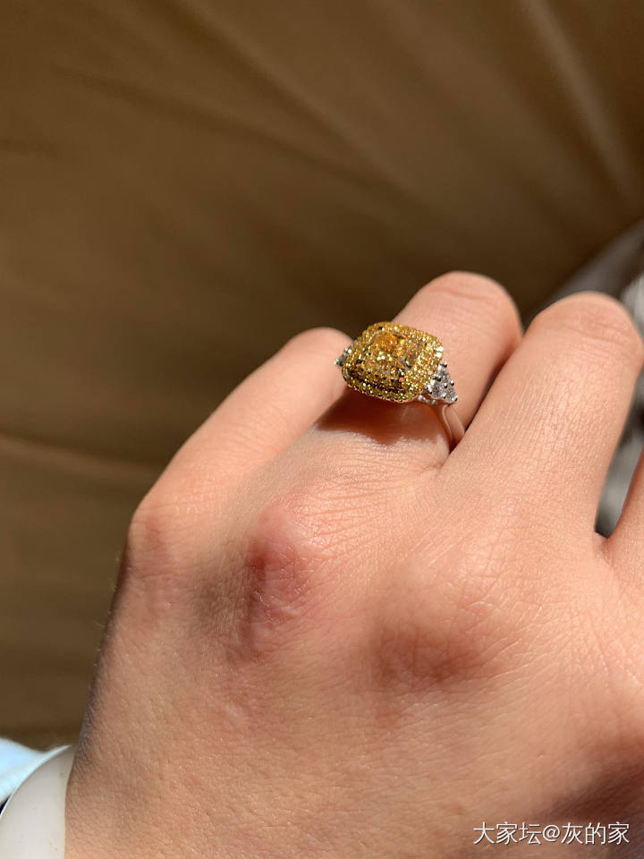 正如那句歌词：是谁～送你来到～我身边～～
顺丰小哥一大早就来砸门，然而我一点都不..._彩钻戒指钻石