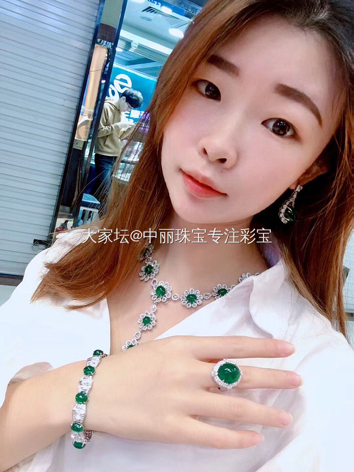 女人赚钱如果不打自己好好打扮都对不住自己的奋斗。_祖母绿