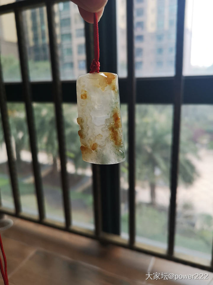 厚度超过10的牌子，被那一抹黄色吸引。_挂件翡翠