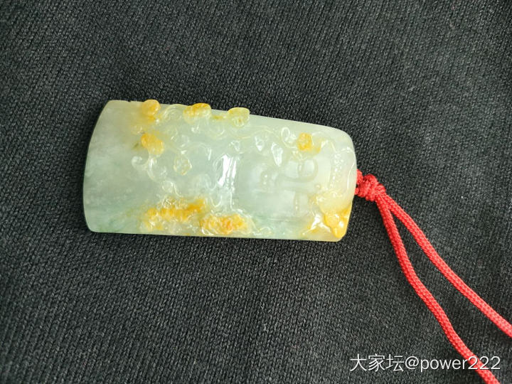 厚度超过10的牌子，被那一抹黄色吸引。_挂件翡翠