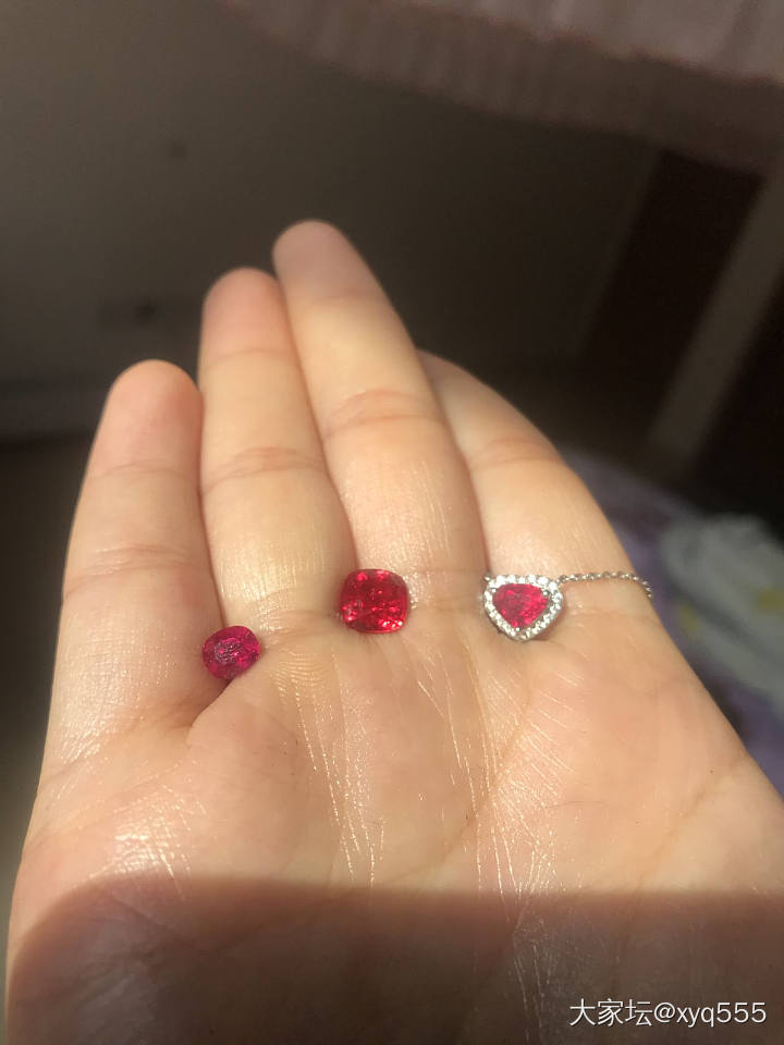 红色在阳光下就是这么耀眼_尖晶石刻面宝石