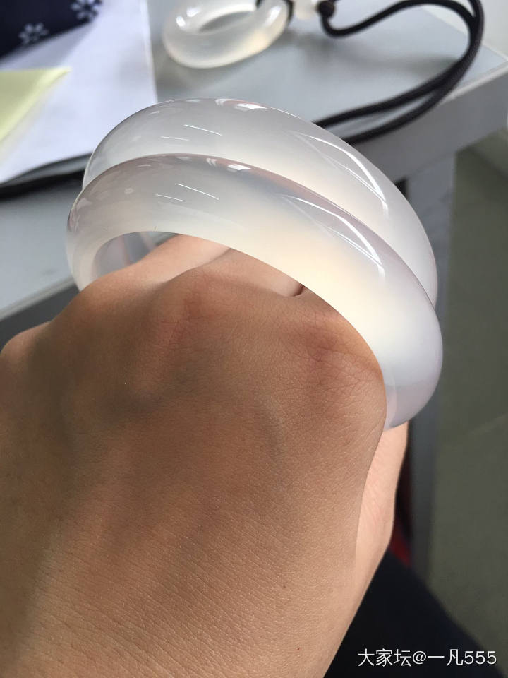 马料白冰玉髓镯子_手镯玉髓
