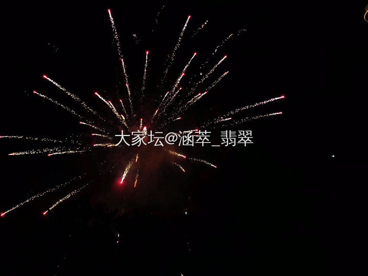 今日份烟花
小时候最期待过年
烟花也是年味儿之一
乔林舞龙烟花