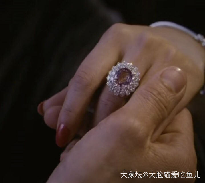 剧中男主角很有钱就对了……粉钻鸽子蛋！_戒指彩钻