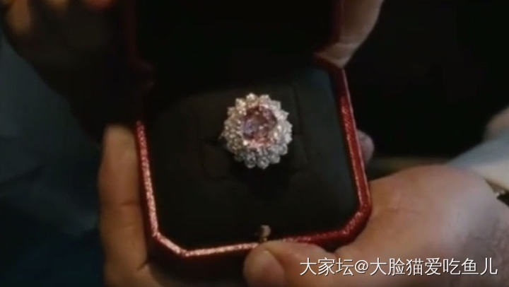 剧中男主角很有钱就对了……粉钻鸽子蛋！_戒指彩钻