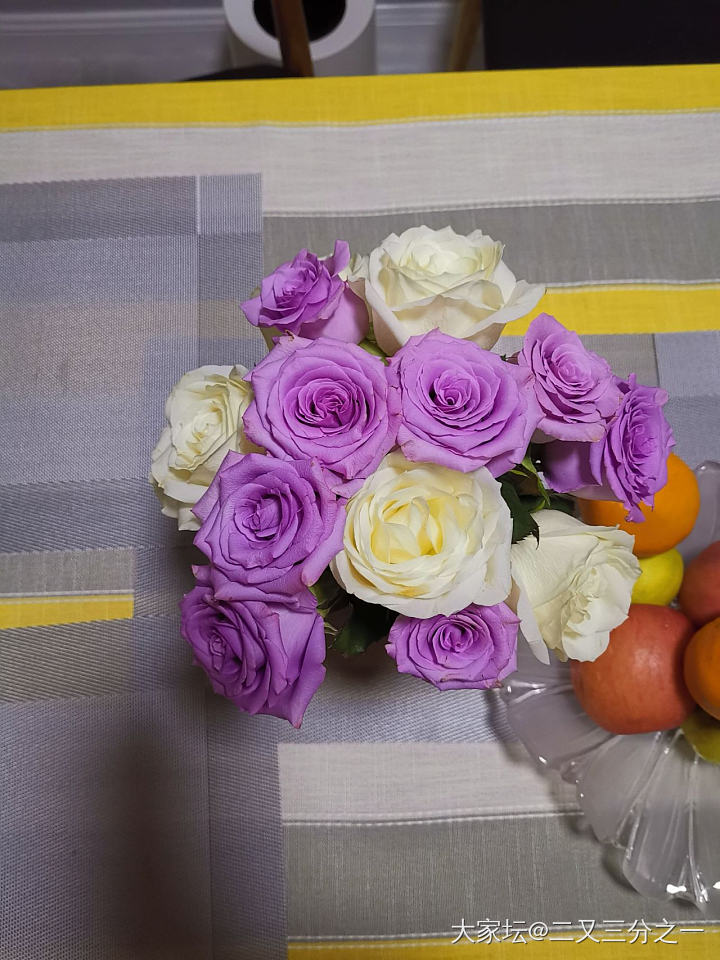 买菜的时候路过花店，顺便买了一把野花一般的小玫瑰，感受一下春天到来的自然气息，这..._花植物