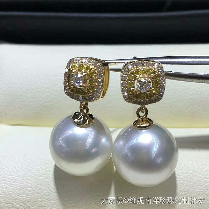 高品质钻石耳钉，澳白11-12mm，强光正圆无暇，黄白钻💎29分，18K，附证书。_珍珠